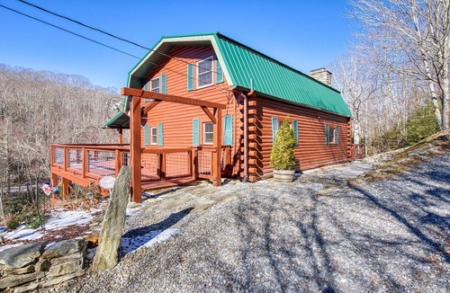 Maggie Valley House | The Bear's Cave - rustic log home nestled along a mountain creek, 3 bedroom, 3 1/2 bath, sleeps 1...