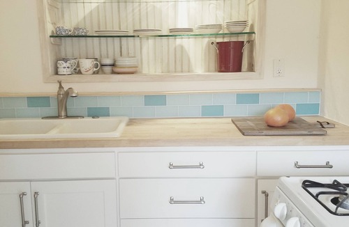 Summerland House | THE BEST LOCATION-HUGE YARD and PRIVATE COTTAGE- PALM COTTAGE -SUMMERLA