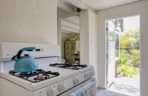 Summerland House | THE BEST LOCATION-HUGE YARD and PRIVATE COTTAGE- PALM COTTAGE -SUMMERLA