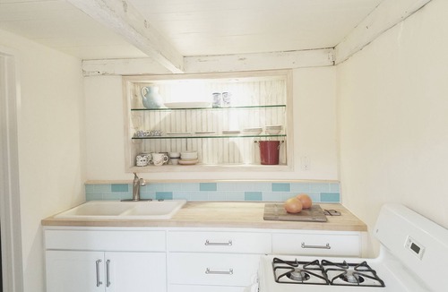 Summerland House | THE BEST LOCATION-HUGE YARD and PRIVATE COTTAGE- PALM COTTAGE -SUMMERLA