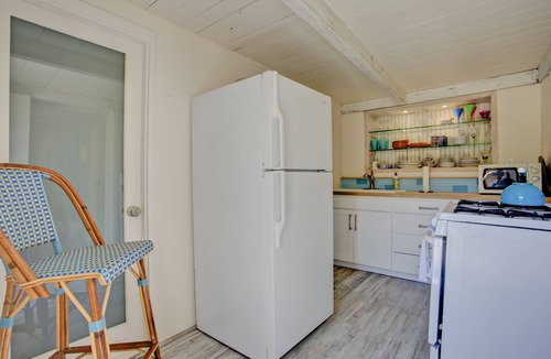 Summerland House | THE BEST LOCATION-HUGE YARD and PRIVATE COTTAGE- PALM COTTAGE -SUMMERLA