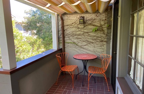 Oak Park Apartment | The Charming Tudor Cottage Apartment