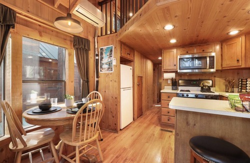 Tahoe Valley Cabin | The Cozy Cub Cabin – 7 Min to Lake