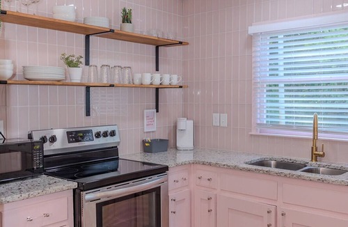 Covington House | The Dolly: Entire Home, Walk to Square, Sleep Well