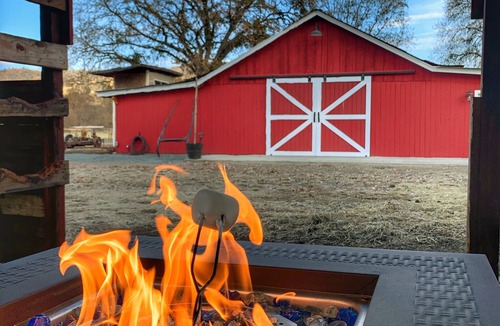 Upper Lake House | The Famous Red Barn! Stay w/Farm Animals & Viewsn