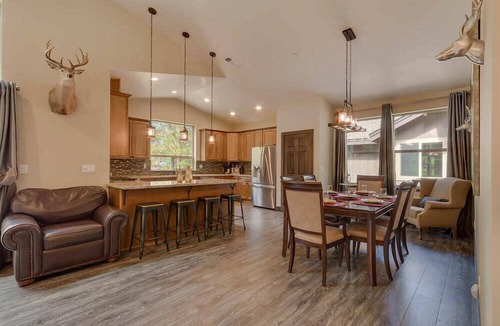 Tahoe Island House | The Grizzly Cabin - Close to lake and biking paths!