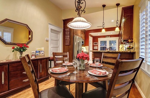 University Heights House | The Hillcrest Bungalow.NO Deposit City Center Location, 15 min to Beaches
