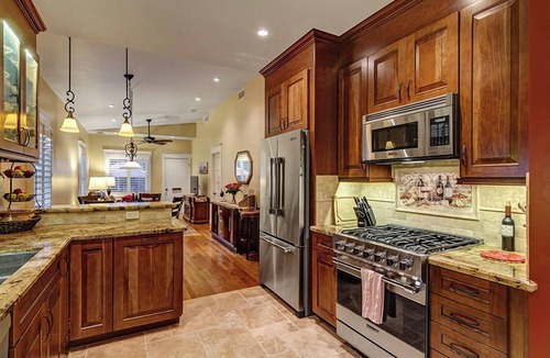 University Heights House | The Hillcrest Bungalow.NO Deposit City Center Location, 15 min to Beaches