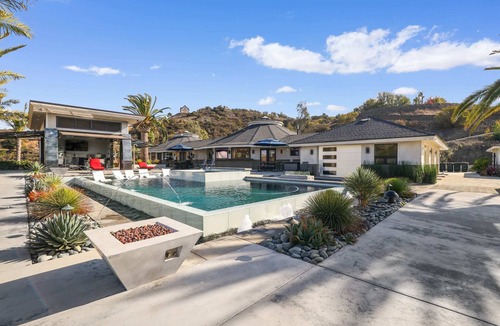 Temecula Villa | ★The Iron Mansion 9 Acre Luxurious Private Resort 12000 ft Event Space! ★