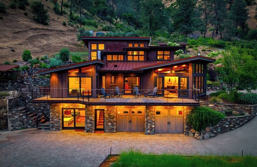 El Portal House | The Luxe Lodge | Yosemite EV Hot Tub Views
