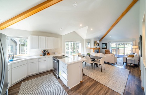 Redmond House | The Nest at Eagle Crest Resort | Hot Tub | Golf