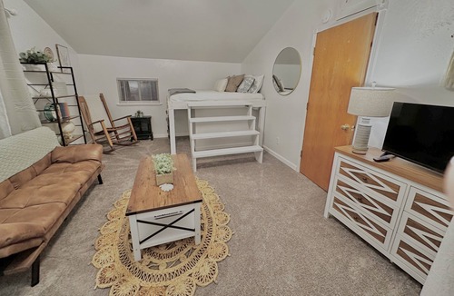 Springville House | The River View Barnhouse - Gateway to the Sequoia National Forest