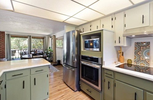 Shady Cove House | The Shady Knoll ~ Crater Lake Basecamp ~ Hot tub ~ King Suite