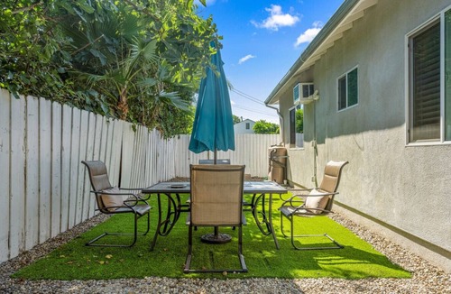 Reseda House | The Stay on Hart Residence