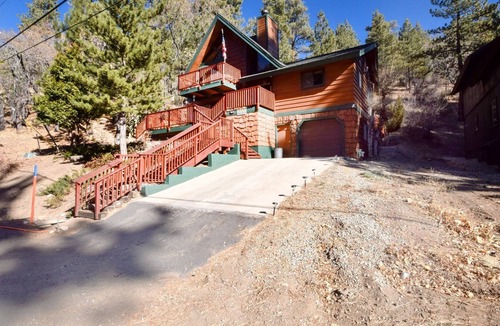 Upper Moonridge House | The Tambay Chateau by Destination Big Bear : Close to Bear Mtn Resort! Forest Views! Game Room!