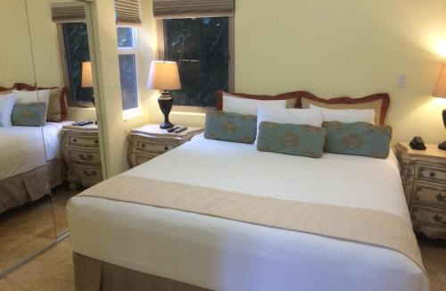 Northeast Carmel Hotel | The Vendange Carmel Inn & Suites