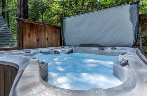 Rio Nido House | The Wood Chalet Hot Tub BBQ Redwoods
