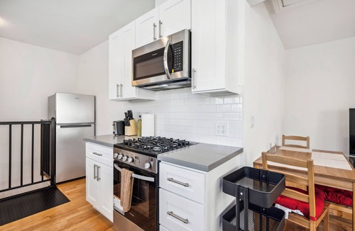 South Berkeley Apartment | This lovely 3BR apartment in Berkeley offers comfort and convenience