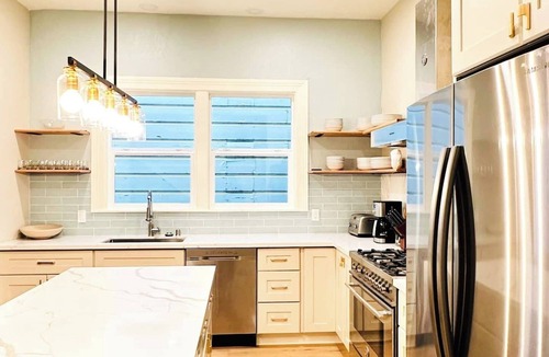 Duboce Triangle Apartment | This other is a 5 bedroom(s), 2 bathrooms, located in San Francisco, CA.