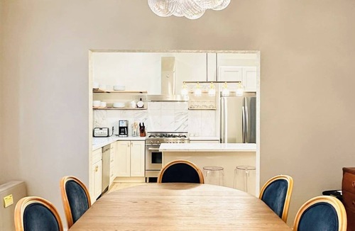 Duboce Triangle Apartment | This other is a 5 bedroom(s), 2 bathrooms, located in San Francisco, CA.