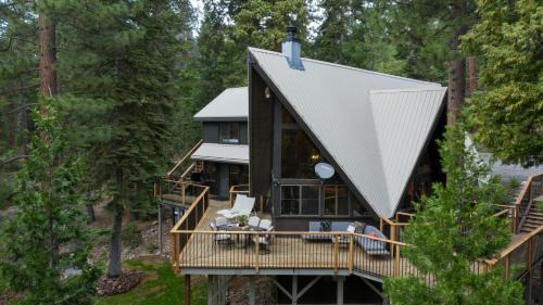 Carnelian Bay Ski Chalet | Timberline by AvantStay Stunning Chalet Cabin w Hot Tub Pool Table Home Theater