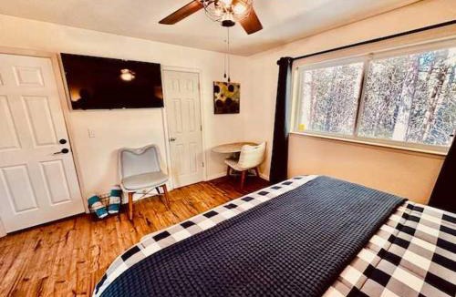 North Fork Apartment | Timberview Suite-Hot Tub-Forest Views-Sleeps 2