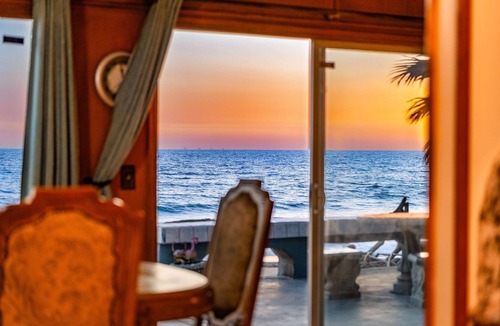 Mussel Shoals House | Toes in the Sand! Great Location!