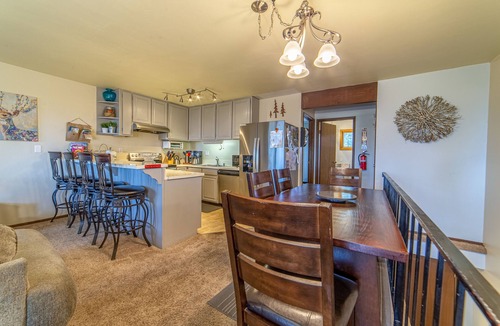 Mammoth Lakes House | Townhome Near The Village & Canyon Lodge w/Views!