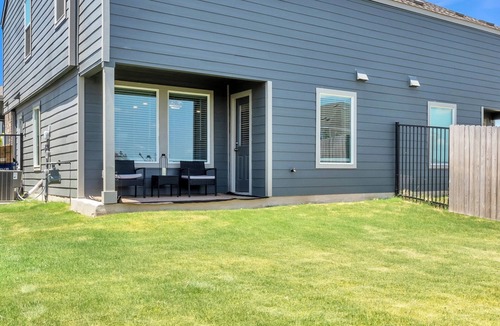 Del Valle House | Tranquil Retreat 15-17 min from COTA, Tesla factory & the Airport. Private patio