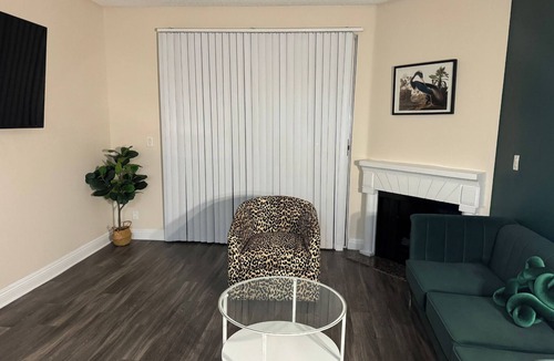 Miracle Mile Apartment | Travel Haven at Miracle Mile