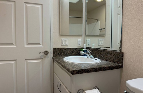Miracle Mile Apartment | Travel Haven at Miracle Mile