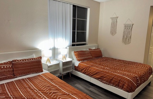 Miracle Mile Apartment | Travel Haven at Miracle Mile