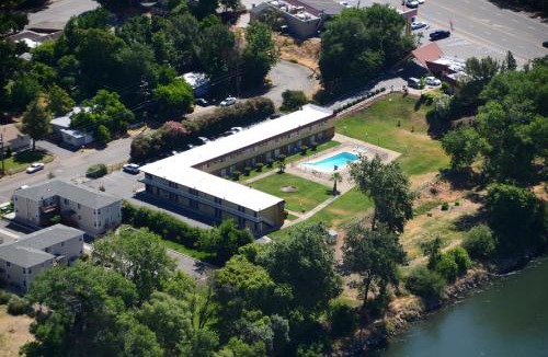Red Bluff Cabin | Travelodge by Wyndham Red Bluff South of Redding