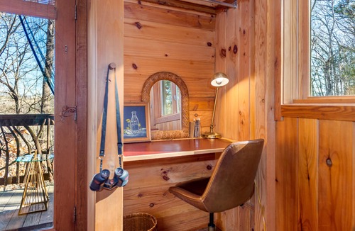 Marshall Cabin | Treetop Cabin w/Jetted Tub - Cozy Escape Near AVL