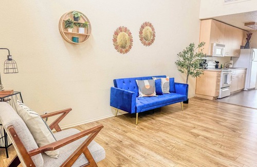 Cortez Hill Apartment | Trendy 2 level Loft Downtown parking incl.