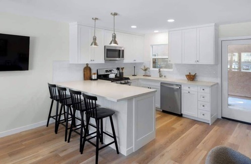 Mission Hills Apartment | Trendy Mission Hills Condo: 2 Bedrooms w/Parking