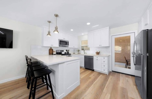 Mission Hills Apartment | Trendy Mission Hills Condo: 2 Bedrooms w/Parking