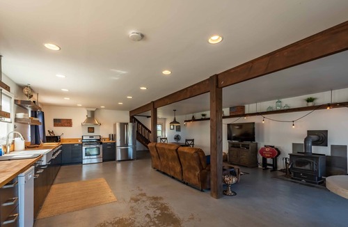 Templeton House | Tres Chis 2000 sf Barn with Views in the Heart of Paso Wine Country.