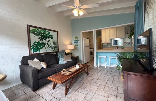 South Mission Beach House | Tropical Retreat! Just steps to the surf & sunsets!