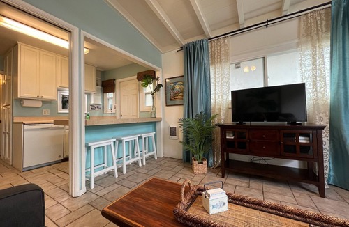 South Mission Beach House | Tropical Retreat! Just steps to the surf & sunsets!