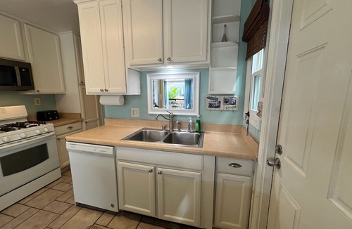 South Mission Beach House | Tropical Retreat! Just steps to the surf & sunsets!
