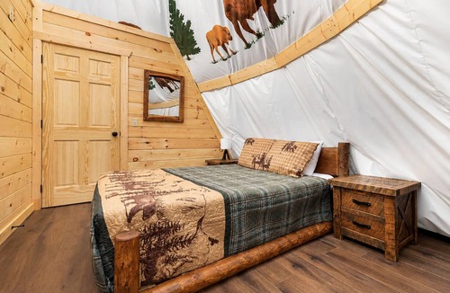 Pigeon Forge Resort | Unique Glamping Tepee + Parkside Resort Fun access Sleep 4