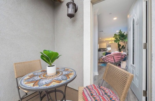 East Hollywood Apartment | Universal Hollywood Charming Condo King KTown