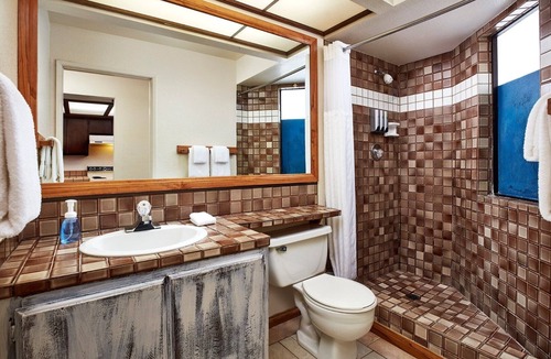 Avalon Hotel | Unwind and Relax in Charming Room Near Descanso Beach – 9 Min Walk to Shore