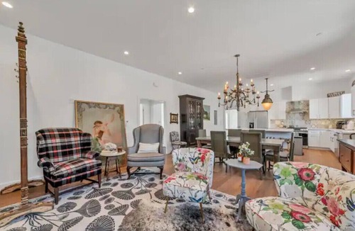 Petaluma House | Updated and Spacious 3BR/2BA Victorian Style Home