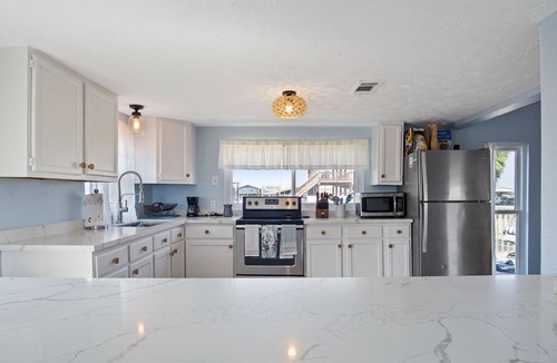 Crystal Beach Cottage | Updated Beach Bum in Crystal Beach! Roomy 2 bedroom - beach in walking distance!