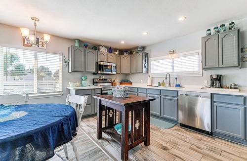 Crescent City North House | Updated Home 2 Mi to Beach in Crescent City!