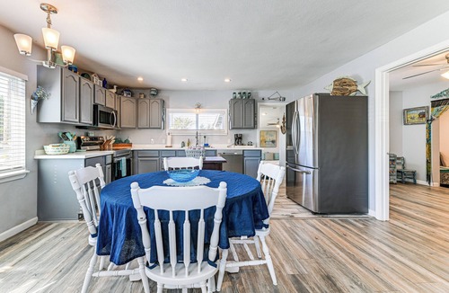 Crescent City North House | Updated Home 2 Mi to Beach in Crescent City!