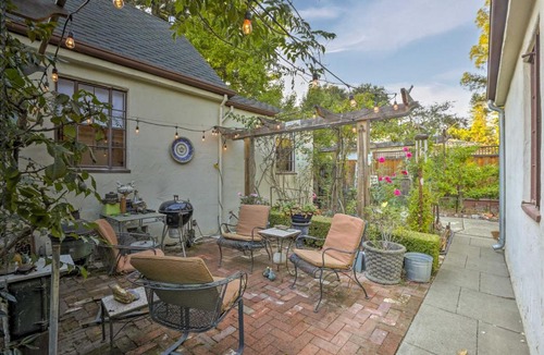 West Menlo Park House | Updated Menlo Park English Tudor Garden Cottage!