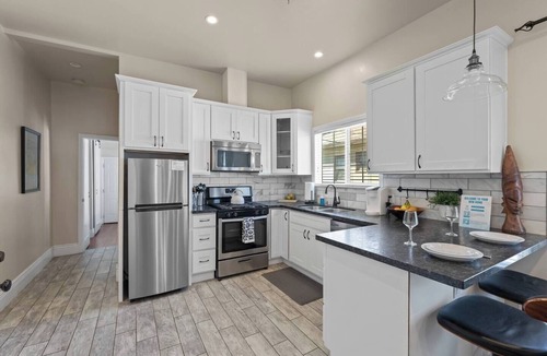 Midtown Sacramento Apartment | Upscale 1890`s Historic Apartment · 23-4